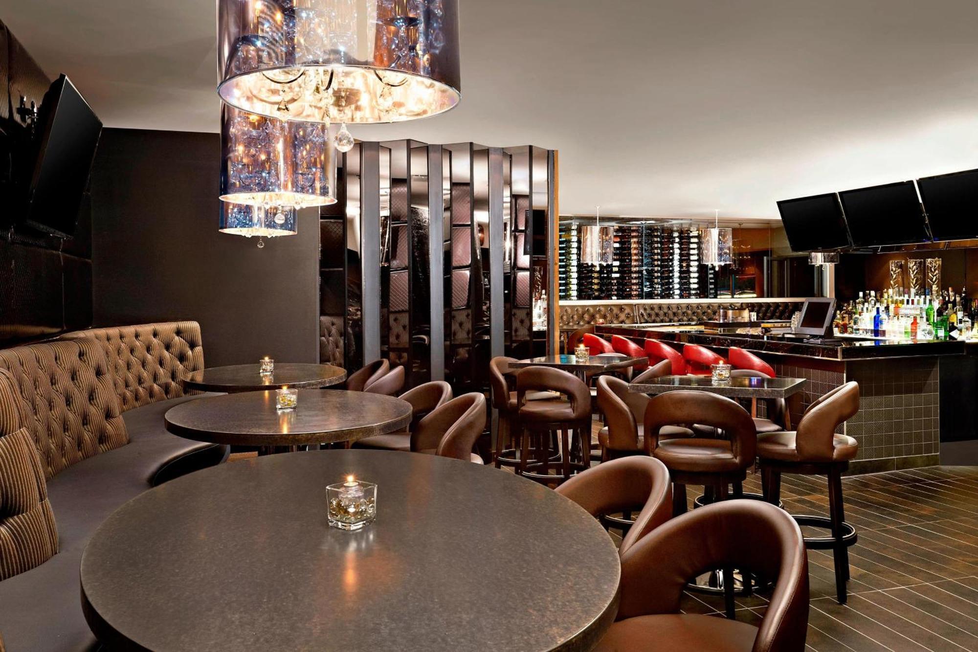 Four Points By Sheraton Hotel & Suites Calgary West Exteriör bild