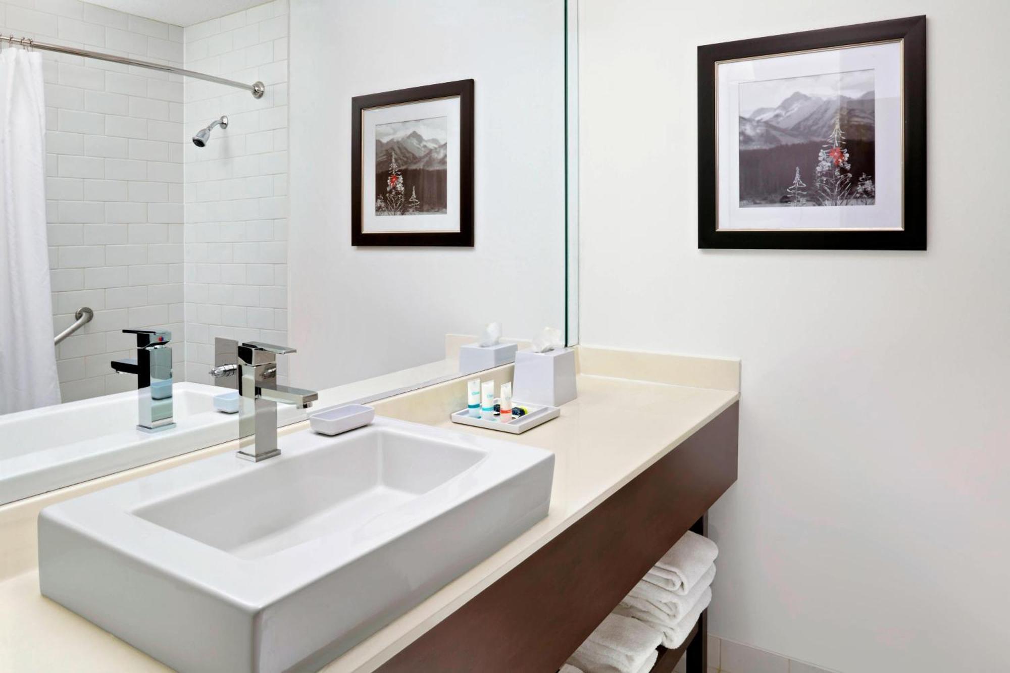 Four Points By Sheraton Hotel & Suites Calgary West Exteriör bild