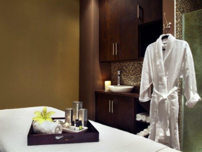 Four Points By Sheraton Hotel & Suites Calgary West Exteriör bild