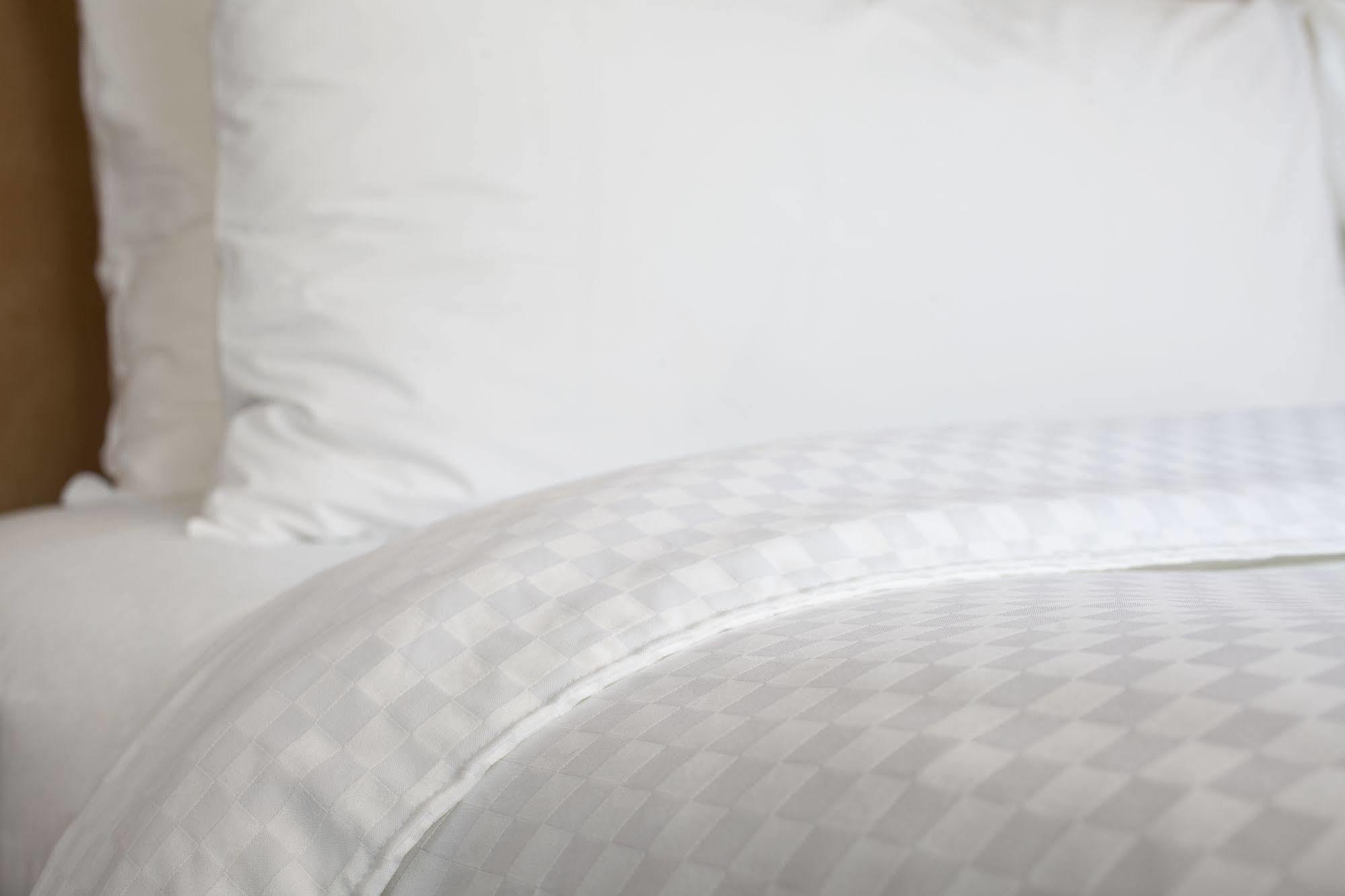 Four Points By Sheraton Hotel & Suites Calgary West Exteriör bild